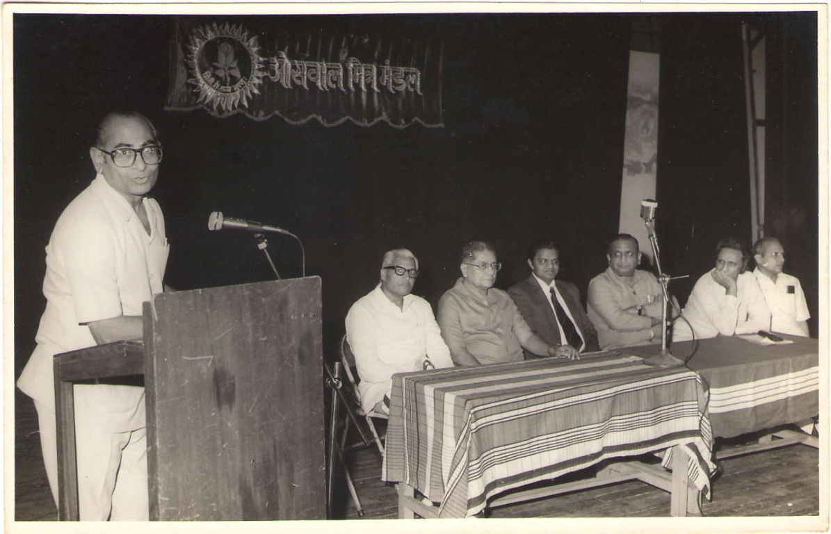 Late Shri Bansilalji Kucheria addressing at the Oswal Mitra Mandal Program-Seated from L-R – Shri V S Jainji, Dr S N Sanklechaji, Shri G D Singhviji, Shri R M Bhandariji, Shri Mahipalji Bhandari & Shri Nemichandji Kothari