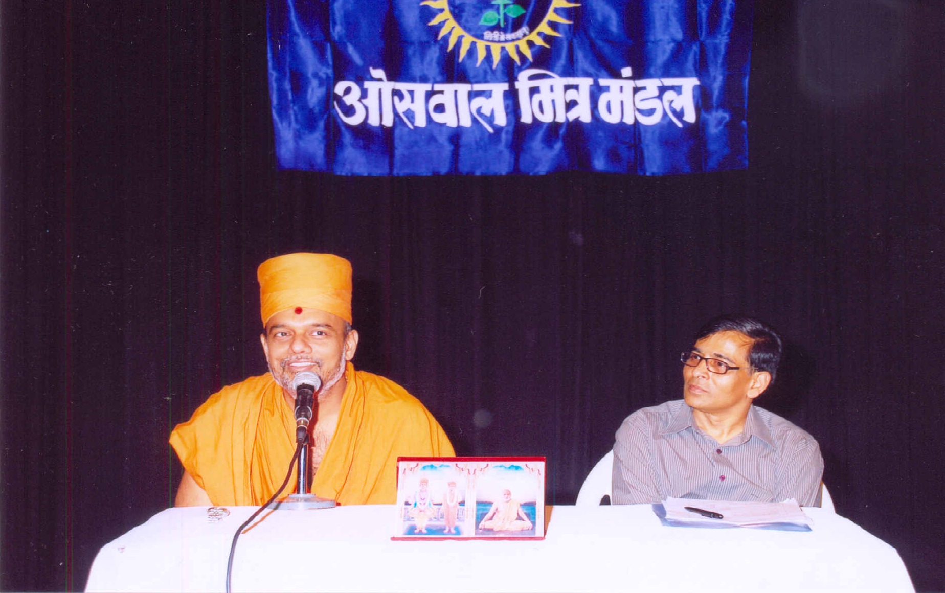 Shri Gyan Vatsal Swamiji of Swami Narayan Mandir with Shri Ajit Kucheria