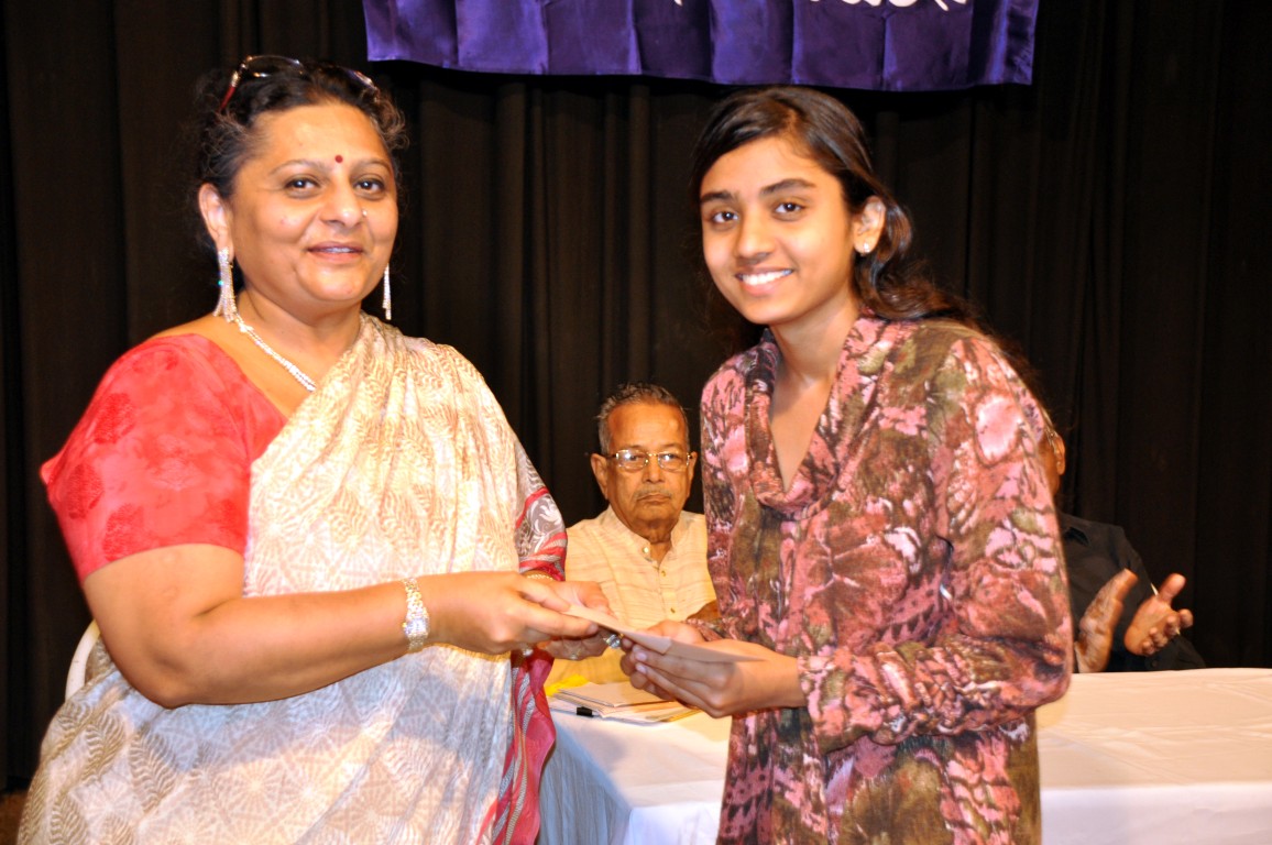 Smt Manjuji Lodha giving away the award