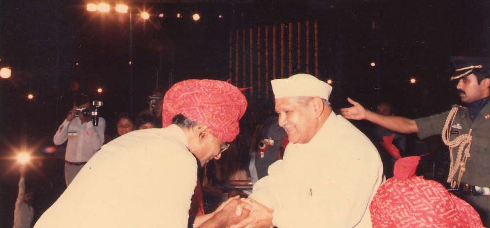 Late Shri Bansilalji Kucheria receiving The Nahar Sanman Purskar at the Hands of Vice President Late Shri Shanker Dayalji Sharma in 1987